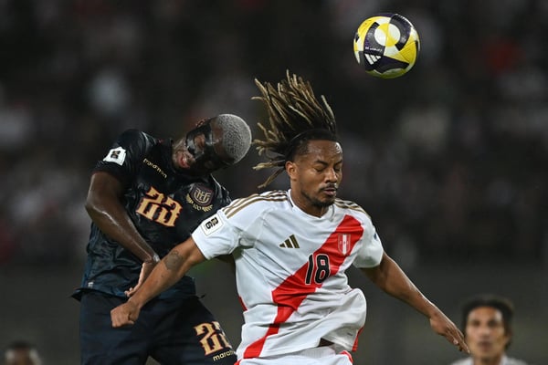 厄瓜多尔队的 Moises Caicedo 和秘鲁队的 Andre Carrillo 在利马举行的 FIFA 26™ 世界杯南美区预选赛中争夺头球