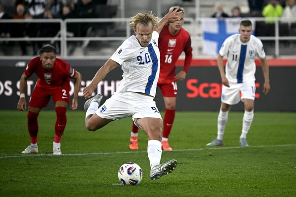 2025 年 6 月 10 日,在赫尔辛基举行的 2026 年 FIFA 世界杯预选赛 G 组芬兰队与波兰队的足球比赛中,芬兰前锋 20 号乔尔·波扬帕洛 (Joel Pohjanpalo) 通过点球破门,1-0。(摄影:Markku Ulander / LEHTIKUVA / 法新社)/ 芬兰出局(摄影:MARKKU ULANDER/LEHTIKUVA/AFP via Getty Images)