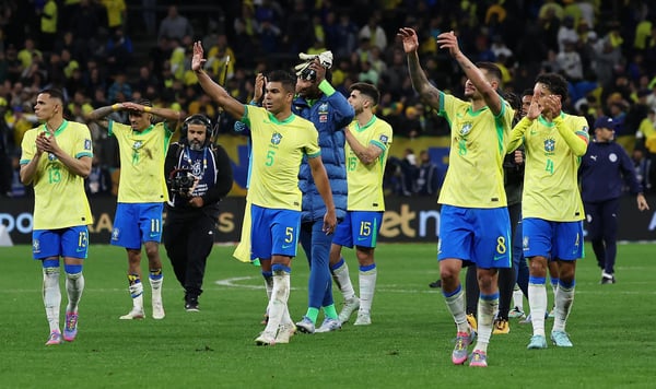 巴西队晋级 FIFA 世界杯 26™ 决赛后,球员在圣保罗向球迷致敬