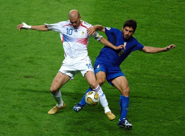 2006 年德国世界杯决赛中，意大利队的加图索 (Gennaro Gattuso) 铲倒了法国队的齐内丁·齐达内 (Zinedine Zidane)