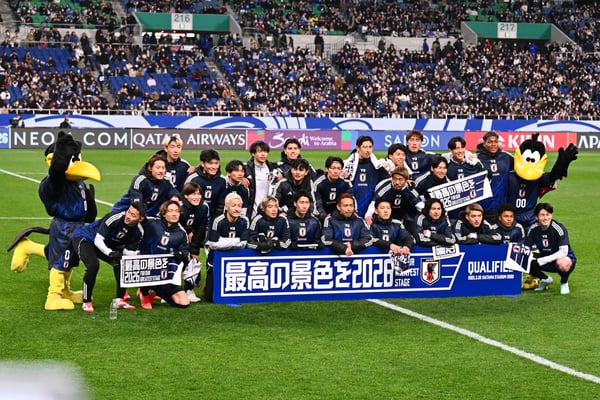 日本球员庆祝晋级2026年世界杯
