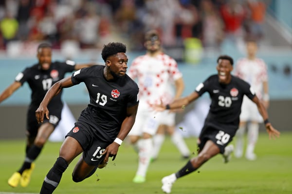 阿方索·戴维斯 (Alphonso Davies) 在 2018 年帮助北美申办世界杯后,于 2022 年为加拿大打进了首粒世界杯进球。/ Yukihito Taguchi-Imagn Images