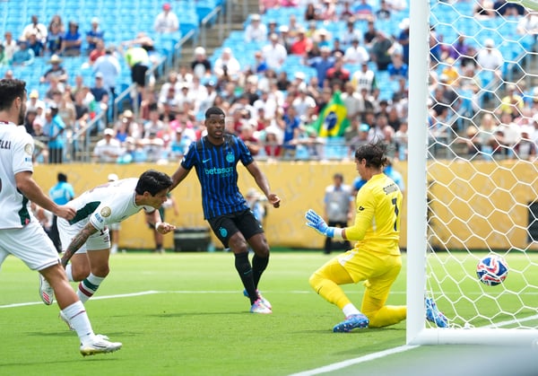 弗鲁米嫩塞队在四分之一决赛中与巴西队的对手帕尔梅拉斯队交锋。 / IMAGO/艾布纳