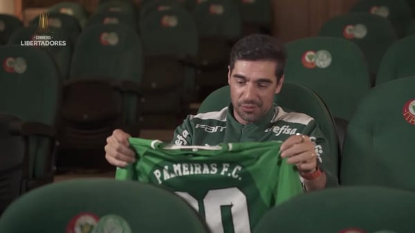 SE Palmeiras 的教练持有 2022 年 Palmeiras FC 球衣。