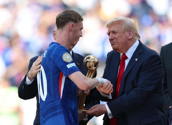 唐纳德·特朗普出席了 2025 年俱乐部世界杯决赛奖杯颁发仪式。/ Hannah Mckay-Reuters via Imagn Images