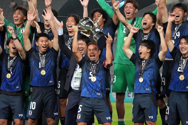 日本队在东亚足球锦标赛 (EAFF E-1) 中获胜后,长友佑都 5 号举起了东亚足球锦标赛 (EAFF E-1) 奖杯