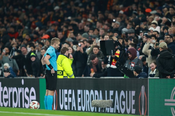 VAR 可能会开始介入角球和第二张黄牌的判罚。/IMAGO/Sports Press Photo