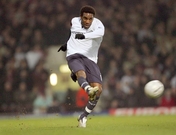 杰杰·奥科查 (Jay-Jay Okocha) 简直就是精彩的集锦。/ IMAGO/Colorsport