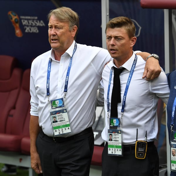 2018 年世界杯,丹麦队主教练 Åge Hareide 和他的助手 Jon Dahl Tomasson