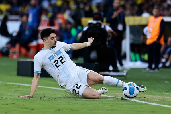 乌拉圭队的华金·皮克雷斯在 2026 年世界杯预选赛比赛中踢球