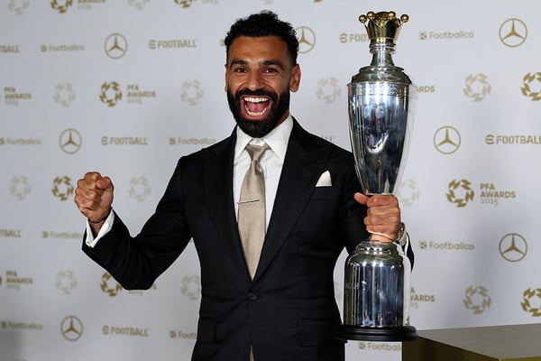 穆罕默德·萨拉赫是第一位三次获得该奖项的球员。/ Darren Staples/AFP via Getty Images