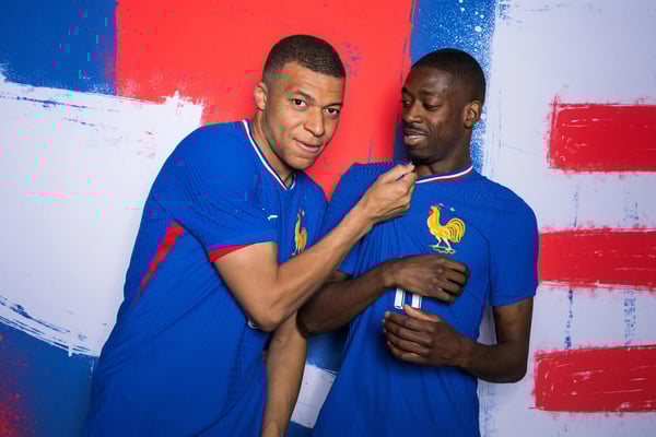 法国队的 Kylian Mbappe 和 Ousmane Dembele 在 2024 年欧洲杯前合影