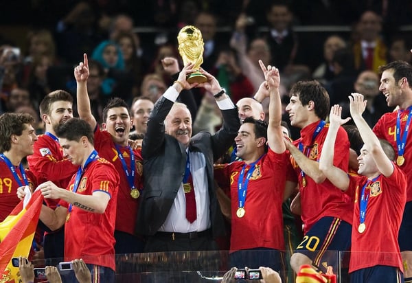 世界杯FIFA体育新闻：博斯克与西班牙队球员一起庆祝赢得 2010 年南非世界杯