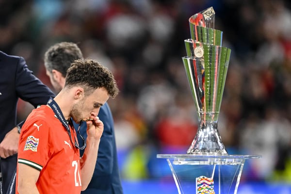世界杯FIFA体育新闻：迪奥戈·若塔捧起欧洲国家联赛奖杯