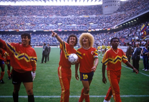 哥伦比亚选手卡洛斯·巴尔德拉马 (Carlos Valderrama) 在 1990 年意大利世界杯上
