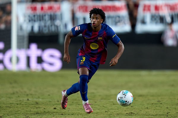 亚历杭德罗·巴尔德 (Alejandro Balde) 是现代左后卫的典范。/ Diego Souto/Getty Images