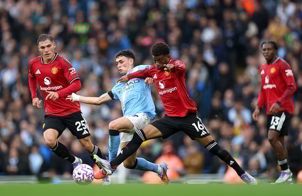 菲尔·福登 (Phil Foden) 与阿马德·迪亚洛 (Amad Diallo) 交手,展现了他在比赛中更加全面的一面。/迈克尔·里根 (Michael Regan)/盖蒂图片社