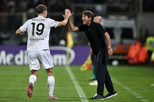 拉斯穆斯·霍伊伦德（左）在首秀中为那不勒斯队拿下全部三分。/图片社/盖蒂图片社