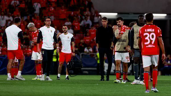 布鲁诺·拉赫（中）目睹了一场屈辱性的崩溃。 /瓦尔特·古维亚/体育新闻照片/盖蒂图片社