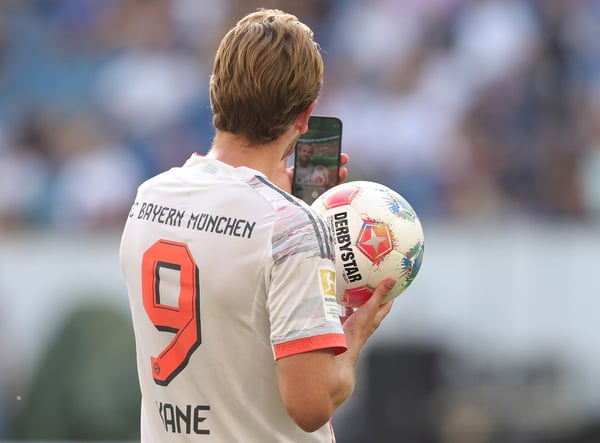 哈里·凯恩 (Harry Kane) 的比赛用球已经没有地方放了。/ Jürgen Fromme-firo sportphoto/Getty Images