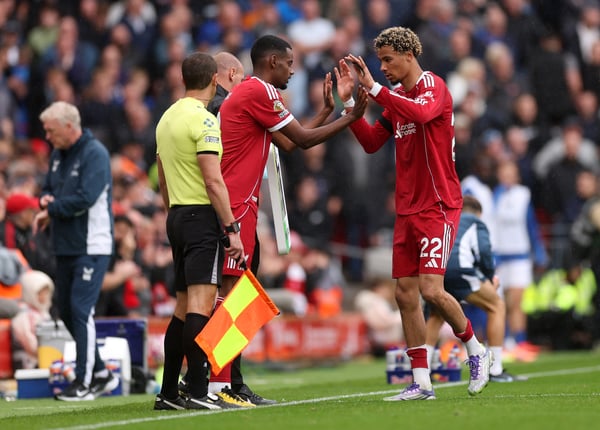 据 Hugo Ekitiké 称，Alexander Isak（左）和 Hugo Ekitiké（右）可以一起踢球。/ Carl Recine/Getty Images