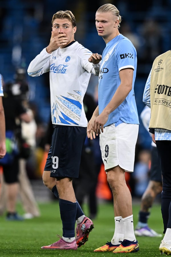 拉斯穆斯·霍伊伦德（左）本赛季早些时候对阵过埃尔林·哈兰德。/ Image Photo Agency/Getty Images