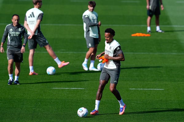 埃德尔·米利唐 (Éder Militão) 周四恢复训练。/ Dennis Agyeman/AFP7 via Getty Images