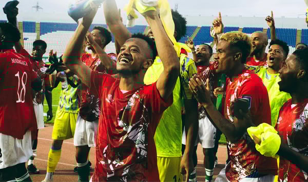 FIFA.com - 马达加斯加队的埃尔哈达里·拉赫里尼亚纳与队友一起庆祝胜利