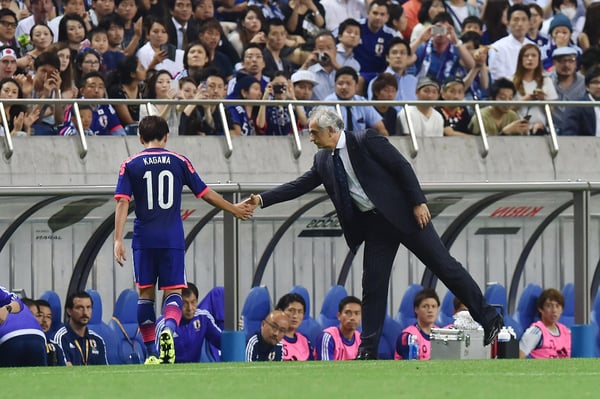 2015 年 6 月 16 日,在日本埼玉体育场举行的 2018 年 FIFA 世界杯预选赛亚洲区第二轮日本对阵新加坡的比赛中,日本队球员香川真司(左)与日本队主教练瓦希德·哈利霍季奇握手。