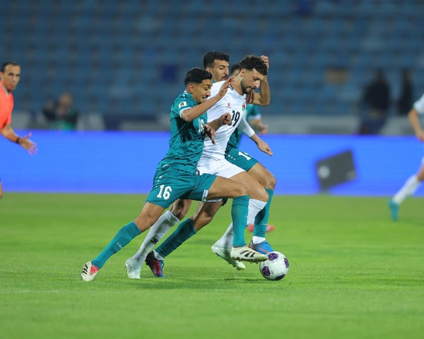 伊拉克球员阿米尔·阿马里在世界杯 26 强预选赛对阵巴勒斯坦的比赛中