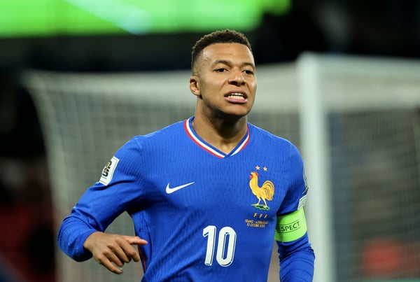 脚踝受伤迫使 Kylian Mbappé 退出比赛。/Xavier Laine/Getty Images