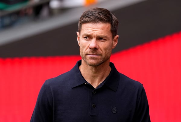 哈维·阿隆索 (Xabi Alonso) 曾在 2019 年效力皇家社会期间与祖比门迪合作过。/ Angel Martinez/Getty Images
