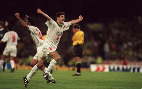 卡里姆·巴盖里在澳大利亚庆祝伊朗队晋级 1998 年法国世界杯