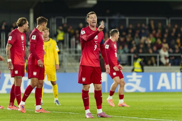 莱万多夫斯基在比赛中没有出现重大问题。/ Lukasz Germaniuk/Eurasia Sport Images/Getty Images