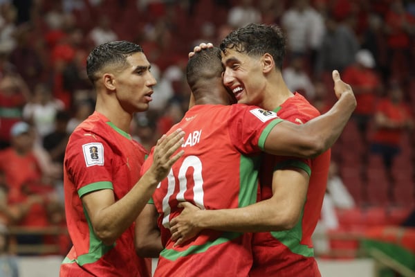 阿尤布·埃尔·卡比 (Ayoub El Kaabi) 庆祝摩洛哥在拉巴特举行的 2026 年世界杯预选赛对阵尼日尔的比赛中进球