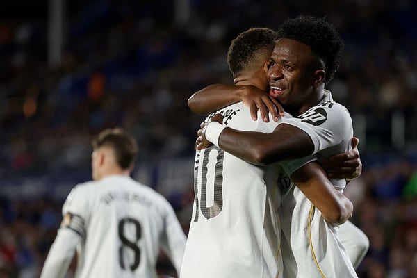 维尼修斯·儒尼奥尔（右）在对阵赫塔菲的比赛中替补出场，发挥了改变比赛局势的作用。/玛丽亚·格拉西亚·希门尼斯/Soccrates/Getty Images