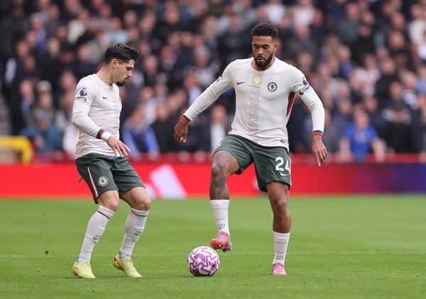 佩德罗·内托（左）和里斯·詹姆斯联手造成了毁灭性的影响。/凯瑟琳·艾维尔/AMA/盖蒂图片社