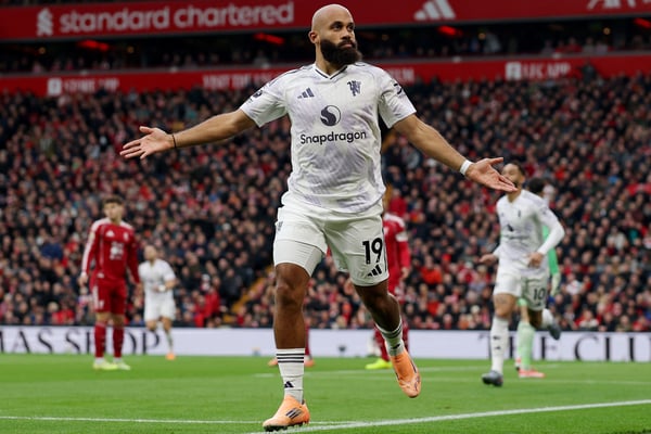 布莱恩·姆贝莫在安菲尔德为曼联打进了他的第三个进球。/迈克尔·里根/盖蒂图片社