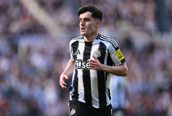 蒂诺·利夫拉门托 (Tino Livramento) 从惨痛伤病中恢复过来。/ Stu Forster/Getty Images