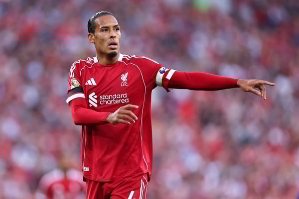 维吉尔·范戴克将载入英超联赛史册。/ Robbie Jay Barratt/AMA/Getty Images