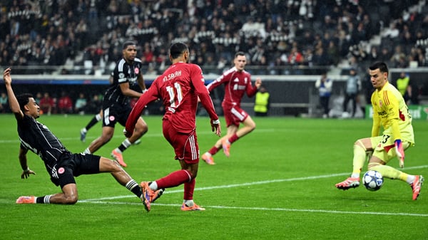 穆罕默德·萨拉赫（中）在利物浦之前的两场比赛中都有机会为弗洛里安·维尔茨创造进球机会。/ Christian Kaspar-Bartke/Getty Images