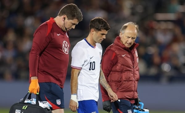 克里斯蒂安·普利西奇（中）在对阵澳大利亚的比赛中腿筋受伤。/ John Dorton/ISI Photos/USSF/Getty Images