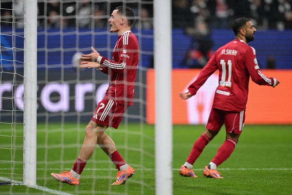 弗洛里安·维尔茨（左）在对阵法兰克福的比赛中替补穆罕默德·萨拉赫首发。/ KIRILL KUDRYAVTSEV/AFP/Getty Images