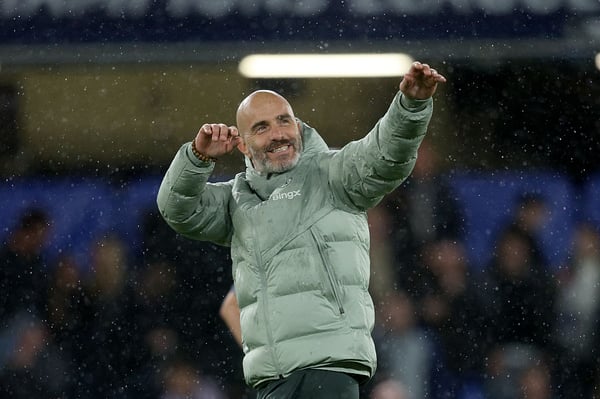 恩佐·马雷斯卡庆祝大获全胜。/ Neal Simpson/Sportsphoto/Allstar/Getty Images