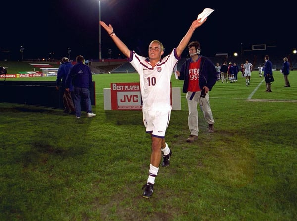 美国选手兰登·多诺万 (Landon Donovan) 在 1999 年新西兰世界杯上庆祝