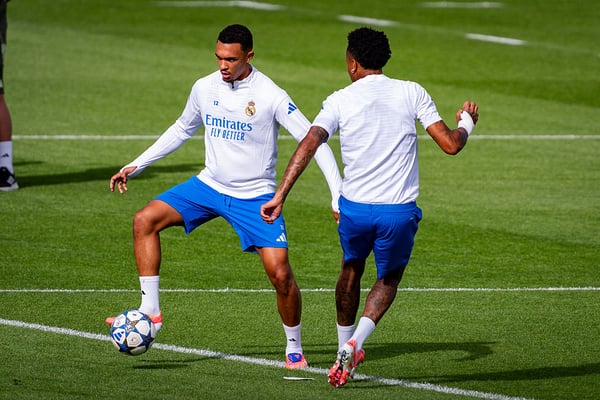 特伦特·亚历山大-阿诺德（左）可能自 9 月 16 日以来首次出场。/ Alberto Gardin/Eurasia Sport Images/Getty Images