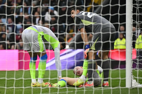 埃尔林·哈兰德（中）小心翼翼地结束了曼城对阵阿斯顿维拉的比赛。/贾斯汀·塔利斯/法新社/盖蒂图片社