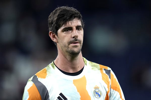 库尔图瓦在门柱之间气势逼人。/ IMAGO/Gribaudi/ImagePhoto