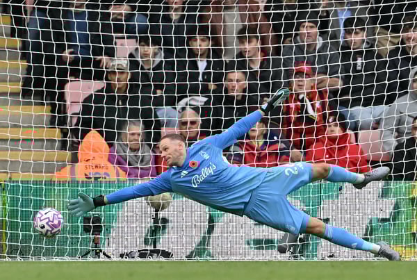 马茨·塞尔斯 (Matz Sels) 荣获 2024-25 赛季英超金手套奖。/ GLYN KIRK/AFP via Getty Images