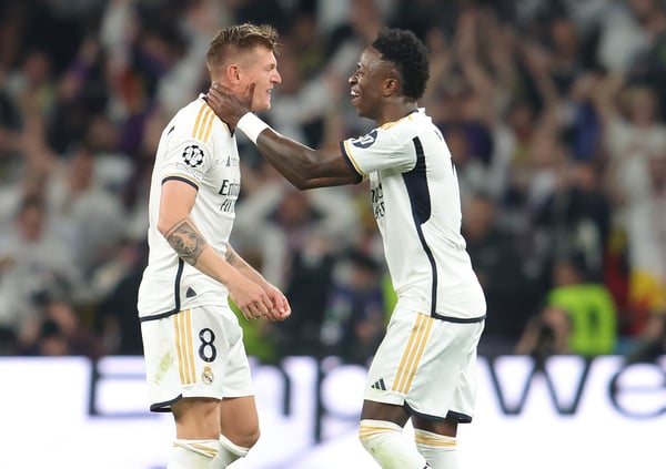 托尼·克罗斯（左）和维尼修斯·儒尼奥尔在效力皇家马德里期间，共同举起了两座欧冠奖杯。/ Jürgen Fromme/firo sportphoto/Getty Images